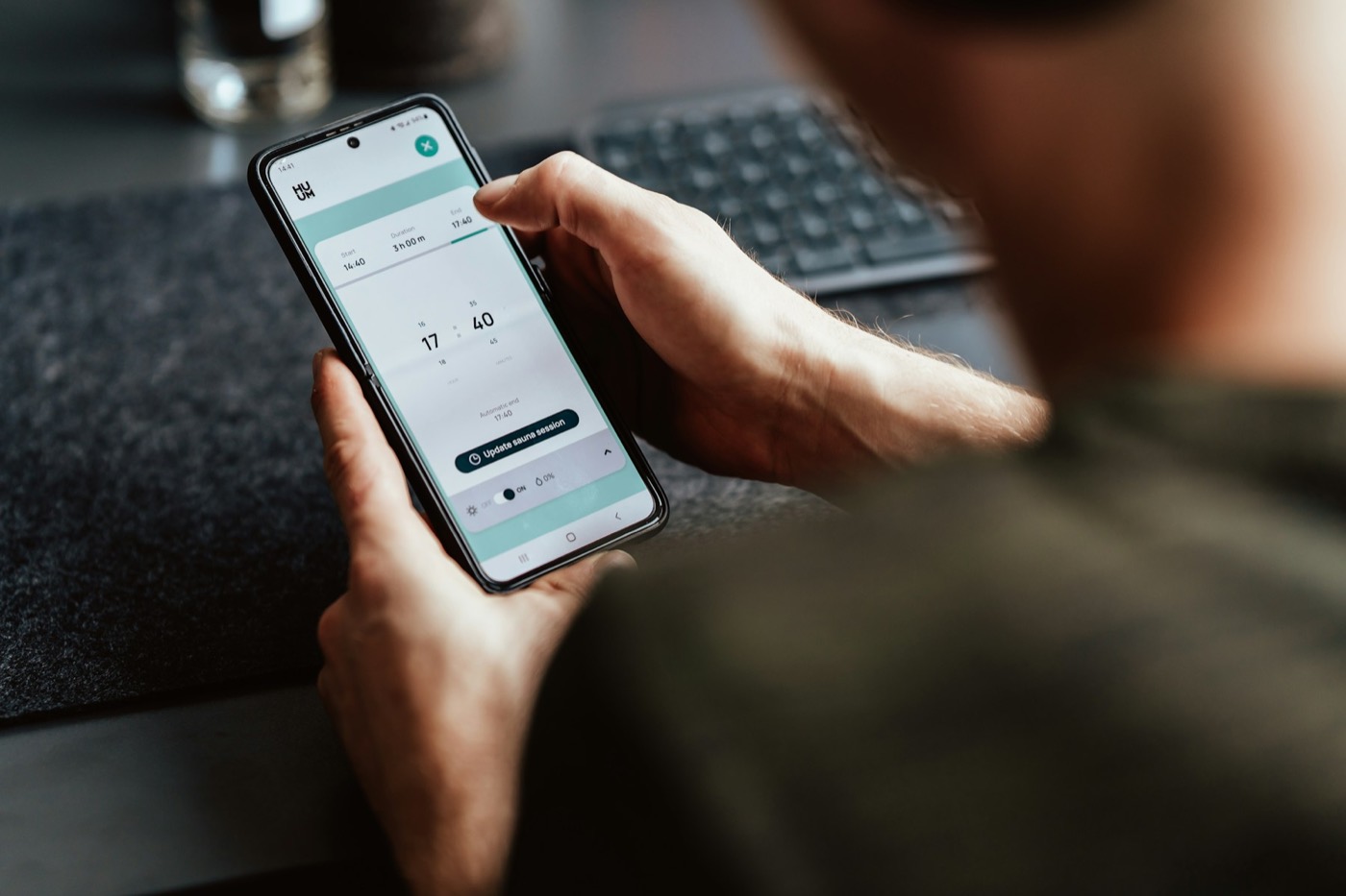 Personne utilisant une application mobile sur son smartphone
