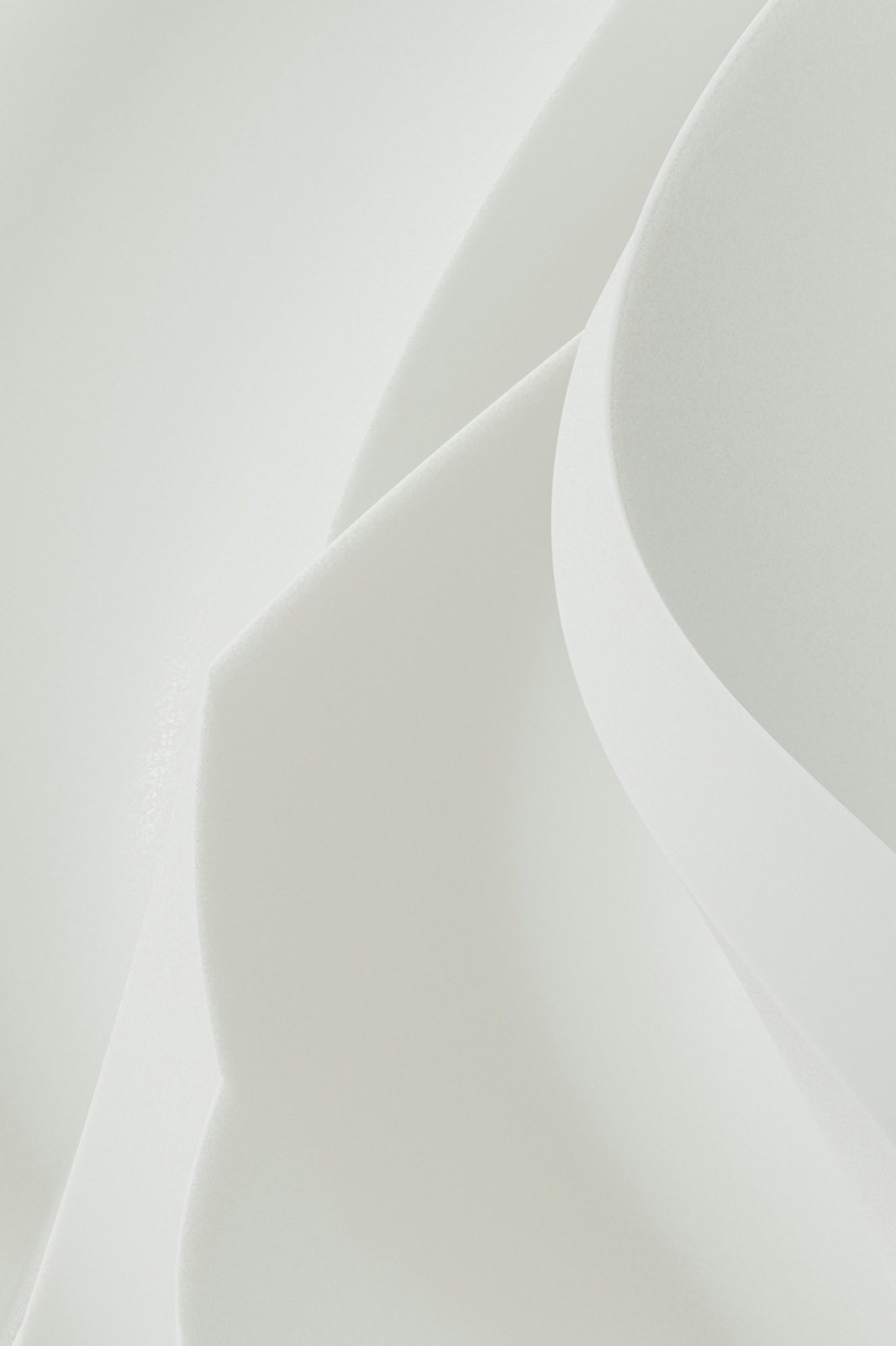 Formes de papier blanc s'incurvant doucement