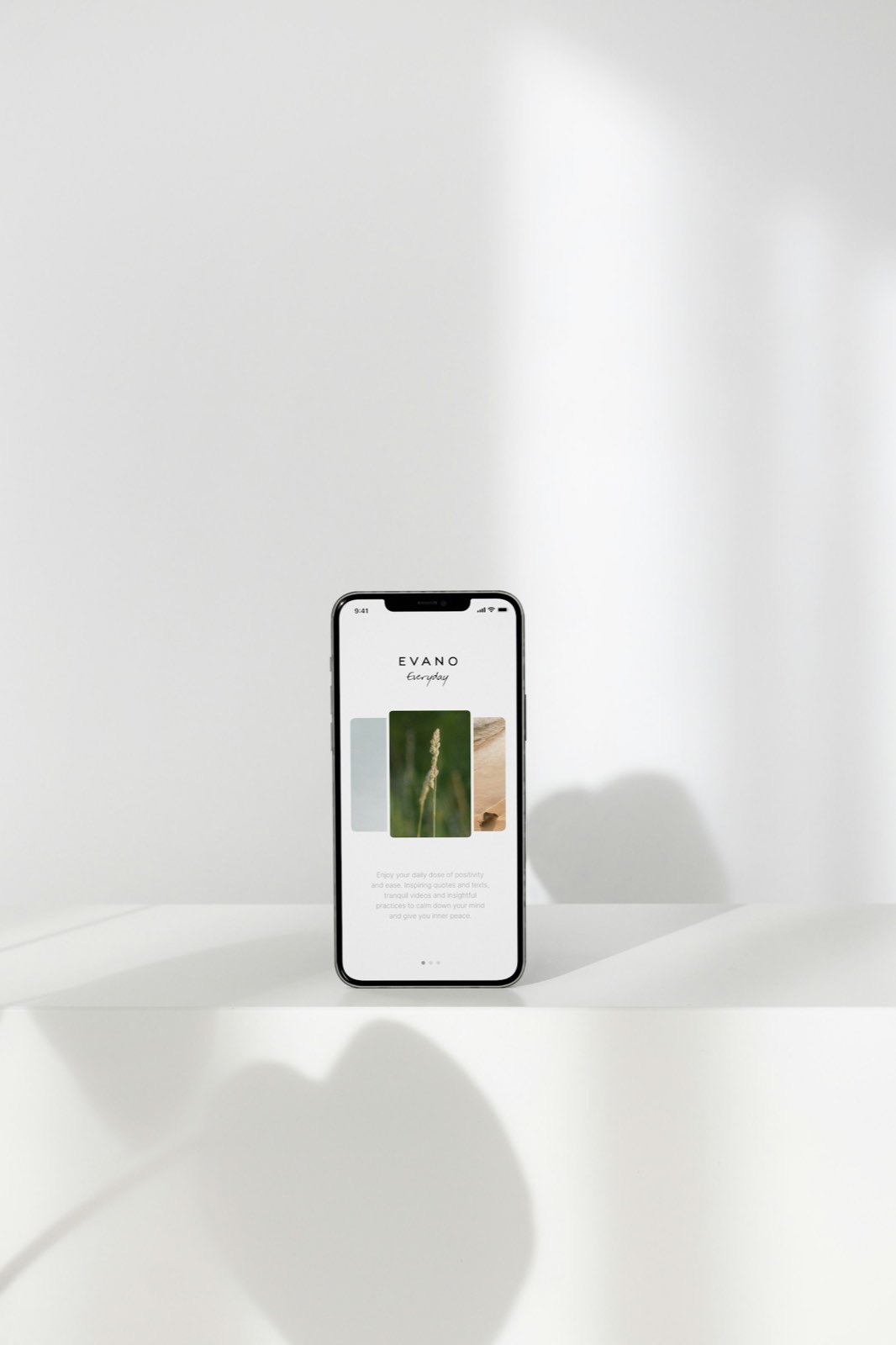 Smartphone affichant un site web sur fond blanc