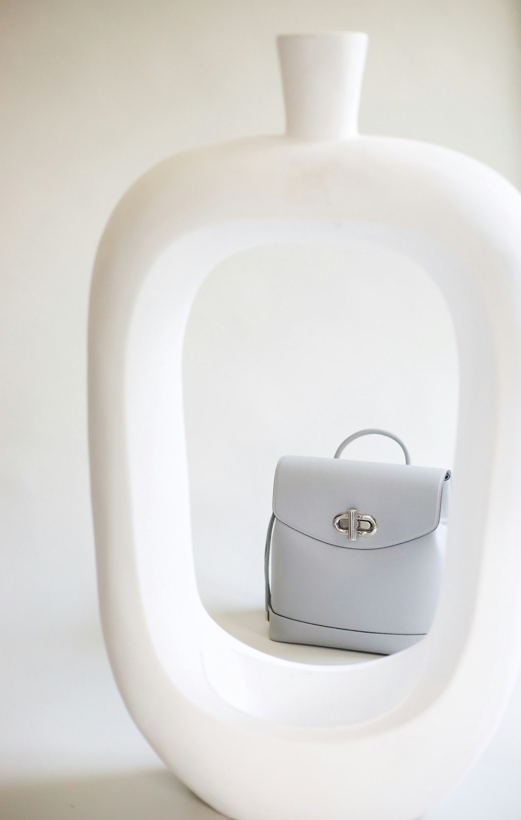 Sac blanc posé dans une sculpture blanche