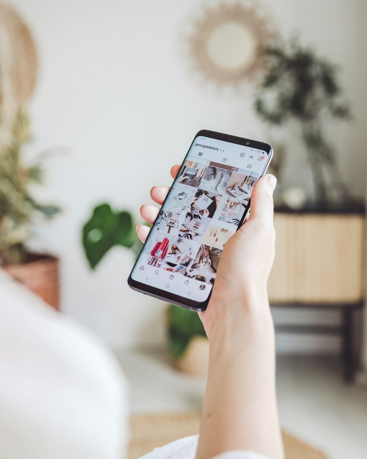 Personne faisant défiler un fil Instagram sur son smartphone