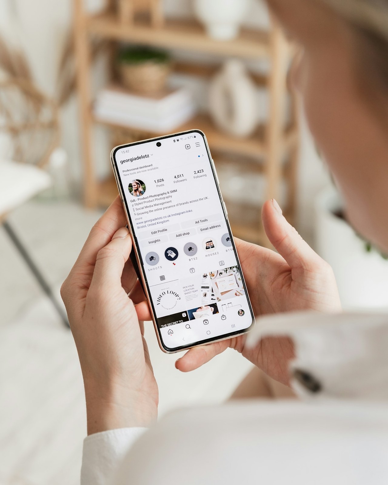 Personne consultant un profil Instagram sur son smartphone