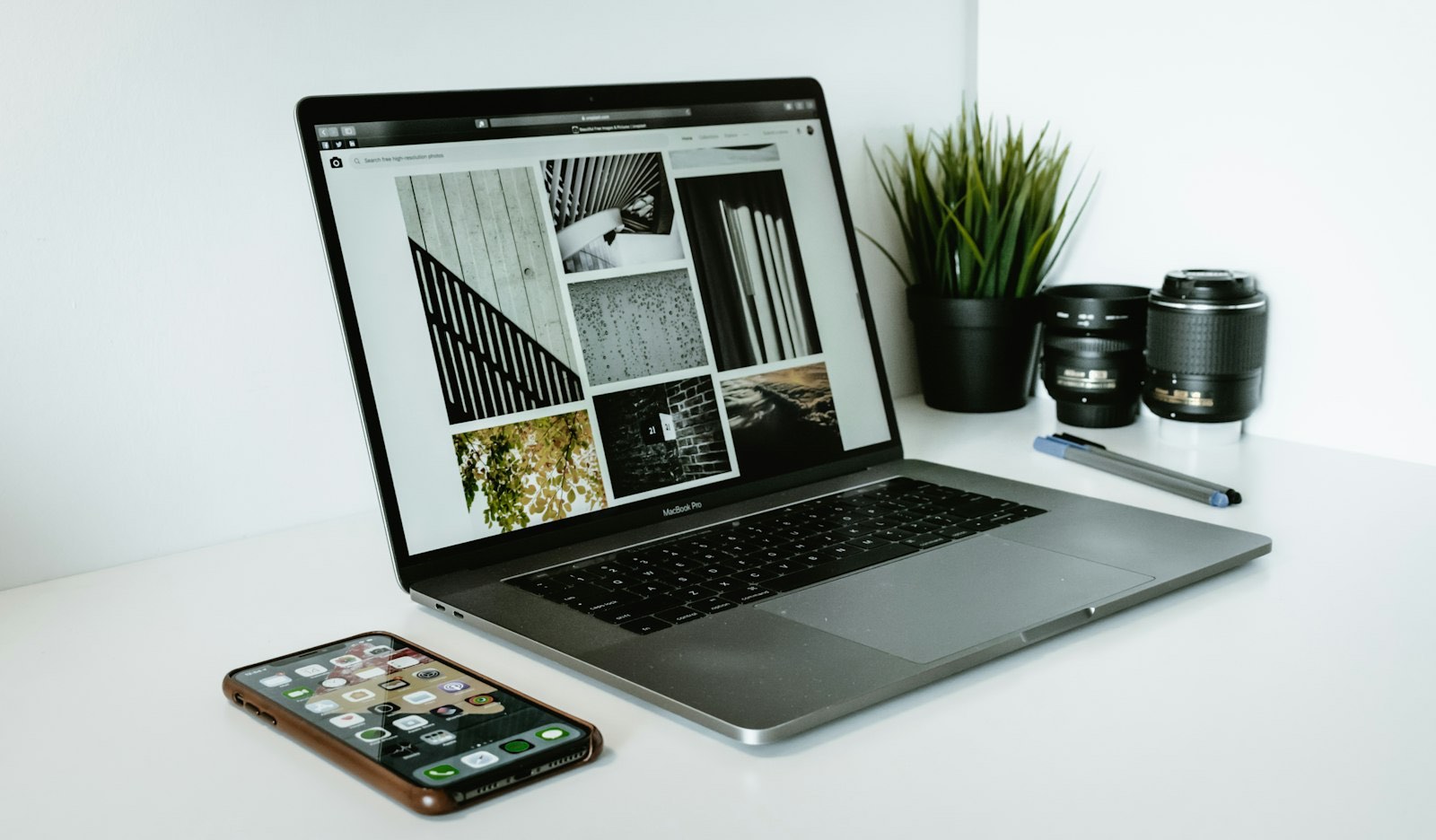 Ordinateur portable affichant un site et smartphone sur un bureau blanc